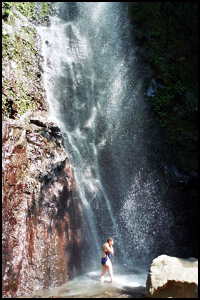 Nicole im Wasserfall
