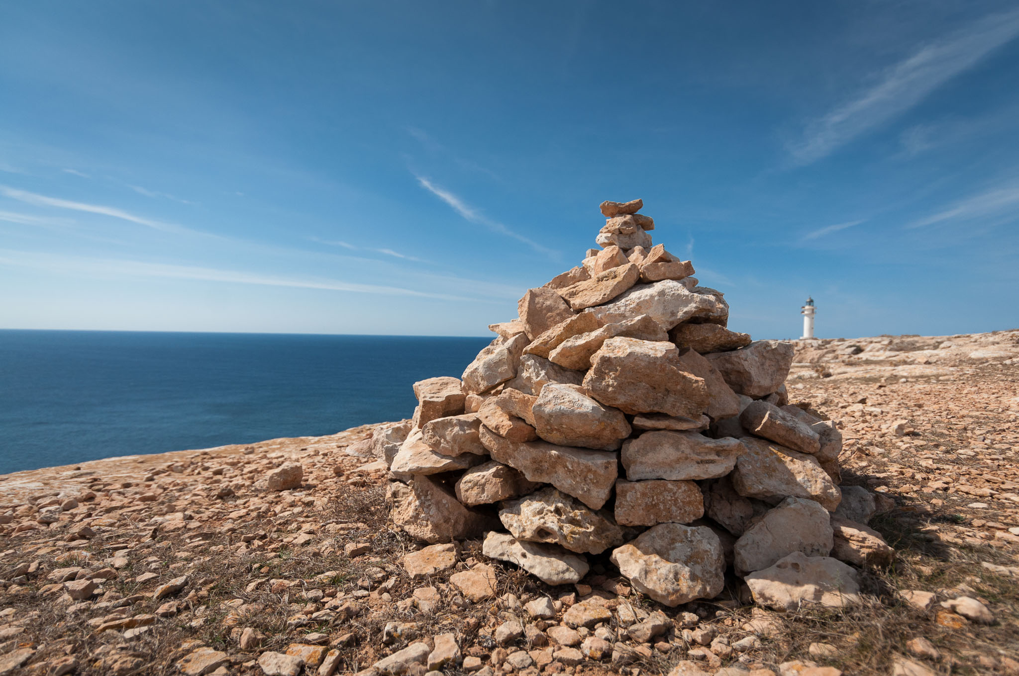 Steinpyramide am Cap de Barbária